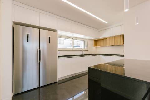 Viva com Estilo em Cascais: Moradia T3+1 com Design Moderno