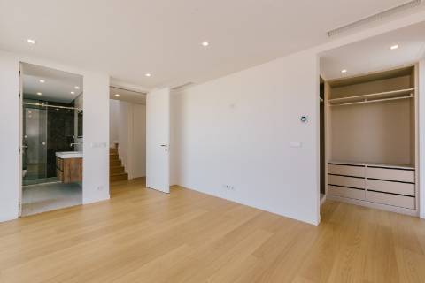 Viva com Estilo em Cascais: Moradia T3+1 com Design Moderno