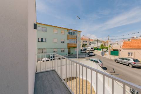 Viva com Estilo em Cascais: Moradia T3+1 com Design Moderno