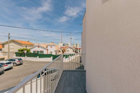 Viva com Estilo em Cascais: Moradia T3+1 com Design Moderno