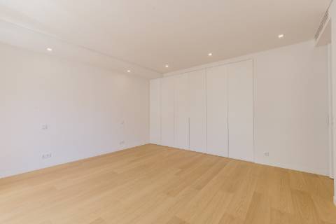 Viva com Estilo em Cascais: Moradia T3+1 com Design Moderno