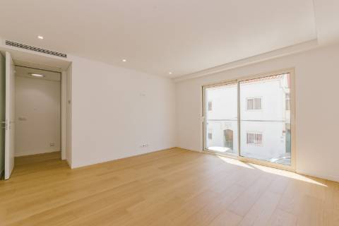 Viva com Estilo em Cascais: Moradia T3+1 com Design Moderno