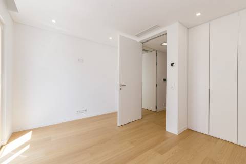 Viva com Estilo em Cascais: Moradia T3+1 com Design Moderno