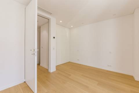 Viva com Estilo em Cascais: Moradia T3+1 com Design Moderno