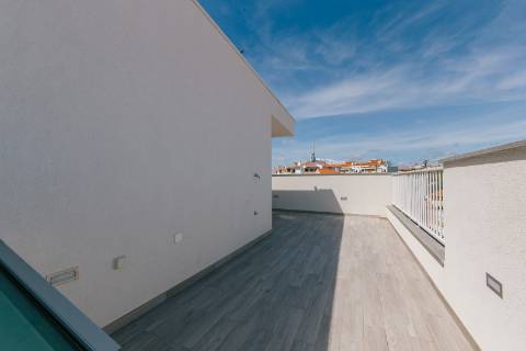 Viva com Estilo em Cascais: Moradia T3+1 com Design Moderno