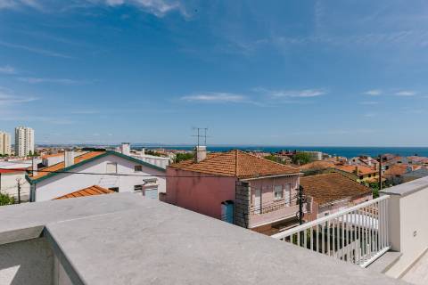 Viva com Estilo em Cascais: Moradia T3+1 com Design Moderno