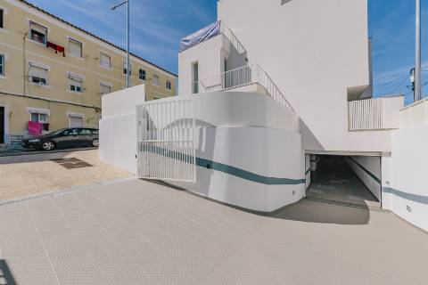 Viva com Estilo em Cascais: Moradia T3+1 com Design Moderno