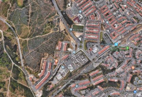 Em Rio de Mouro lote para edificação de prédio habitacional