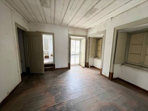 Venda de Prédio para 17 Apartamentos + 6 Espaços Comerciais em Setúbal