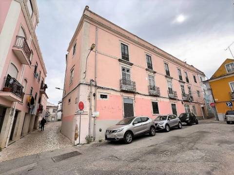 Venda de Prédio para 17 Apartamentos + 6 Espaços Comerciais em Setúbal
