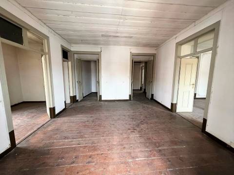 Venda de Prédio para 17 Apartamentos + 6 Espaços Comerciais em Setúbal