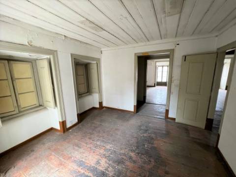 Venda de Prédio para 17 Apartamentos + 6 Espaços Comerciais em Setúbal