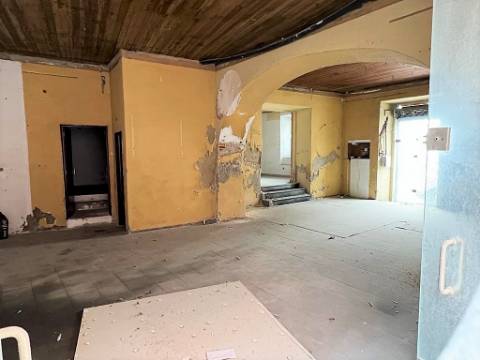 Venda de Prédio para 17 Apartamentos + 6 Espaços Comerciais em Setúbal