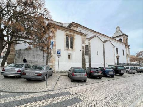 Venda de Prédio para 17 Apartamentos + 6 Espaços Comerciais em Setúbal