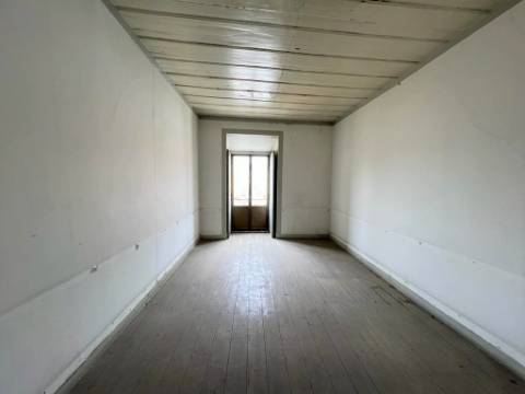 Venda de Prédio para 17 Apartamentos + 6 Espaços Comerciais em Setúbal