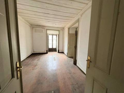 Venda de Prédio para 17 Apartamentos + 6 Espaços Comerciais em Setúbal