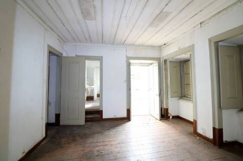 Venda de Prédio para 17 Apartamentos + 6 Espaços Comerciais em Setúbal