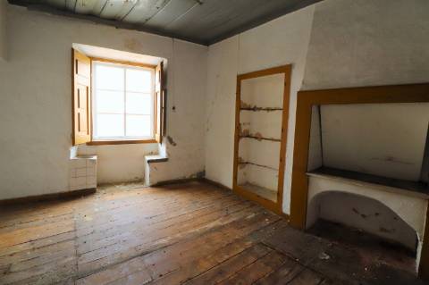 Venda de Prédio para 17 Apartamentos + 6 Espaços Comerciais em Setúbal