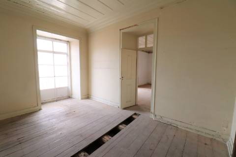 Venda de Prédio para 17 Apartamentos + 6 Espaços Comerciais em Setúbal