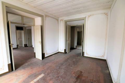 Venda de Prédio para 17 Apartamentos + 6 Espaços Comerciais em Setúbal