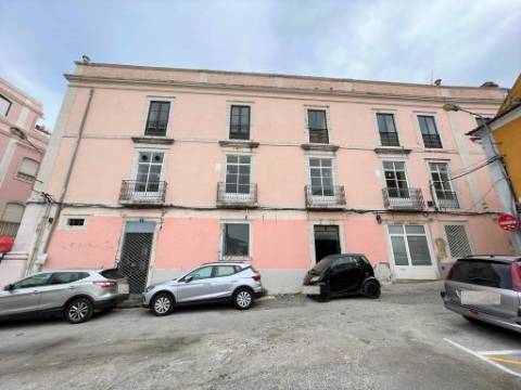 Venda de Prédio para 17 Apartamentos + 6 Espaços Comerciais em Setúbal