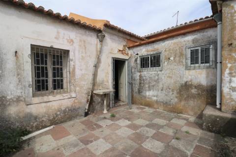 Venda de Prédio para 17 Apartamentos + 6 Espaços Comerciais em Setúbal