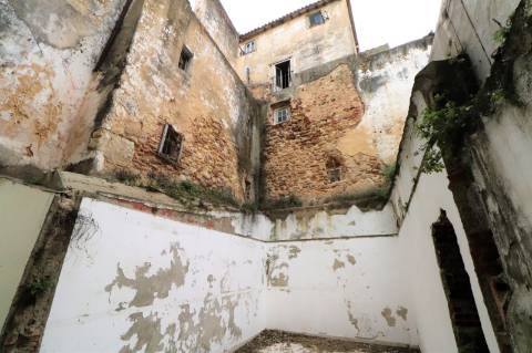 Venda de Prédio para 17 Apartamentos + 6 Espaços Comerciais em Setúbal