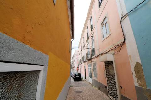 Venda de Prédio para 17 Apartamentos + 6 Espaços Comerciais em Setúbal