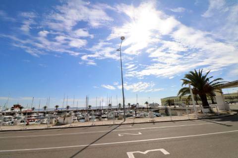 Venda de Prédio para 17 Apartamentos + 6 Espaços Comerciais em Setúbal