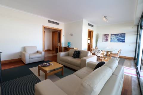 Apartamento T2 com Terraço e Piscina - Marina Parque das Nações