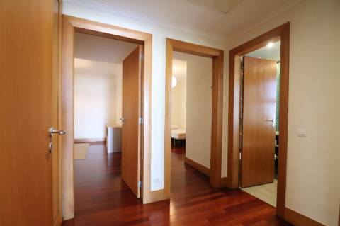 Apartamento T2 com Terraço e Piscina - Marina Parque das Nações