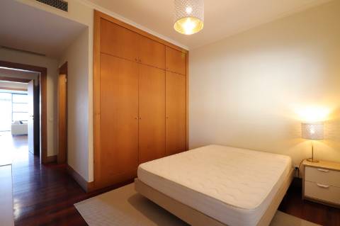 Apartamento T2 com Terraço e Piscina - Marina Parque das Nações