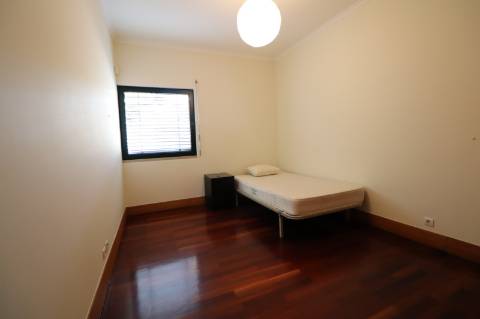 Apartamento T2 com Terraço e Piscina - Marina Parque das Nações