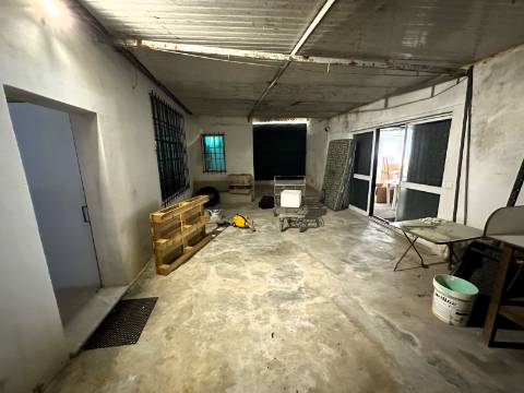 Moradia + Espaço comercial - Santarém