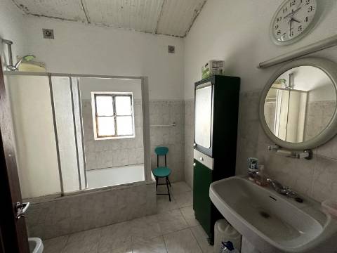 Moradia + Espaço comercial - Santarém