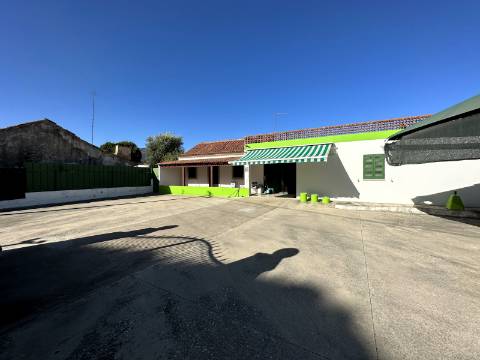 Moradia + Espaço comercial - Santarém