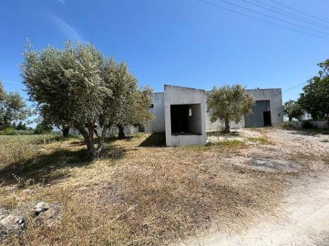 Armazém com terreno 4.100m² - S. Vicente do Paúl, Santarém