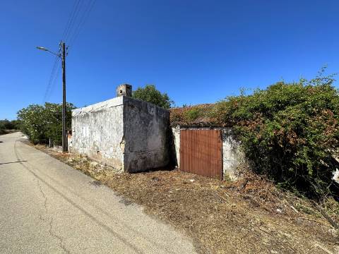 Moradia T2, terreno 4480m² com poço - Santarém