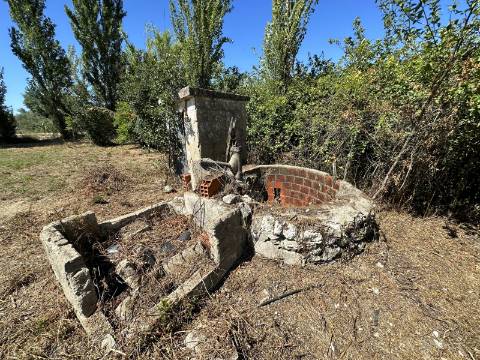 Moradia T2, terreno 4480m² com poço - Santarém