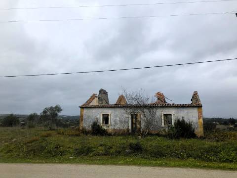 Moradia T2, 10.000m² - S. Vicente Paúl