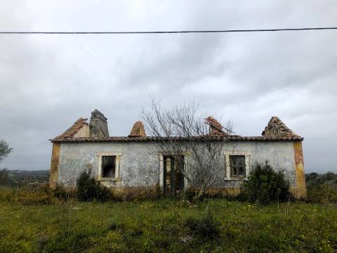 Moradia T2, 10.000m² - S. Vicente Paúl