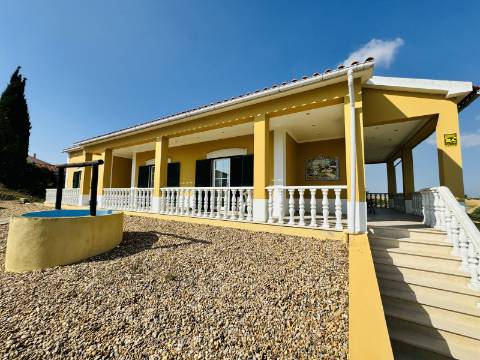 Moradia T3 + 3 com cave - Santarém