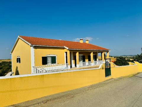 Moradia T3 + 3 com cave - Santarém