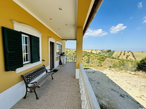 Moradia T3 + 3 com cave - Santarém