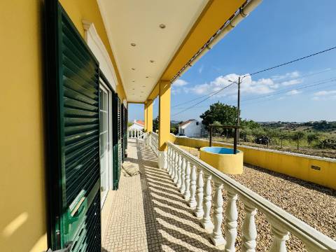 Moradia T3 + 3 com cave - Santarém