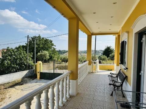 Moradia T3 + 3 com cave - Santarém