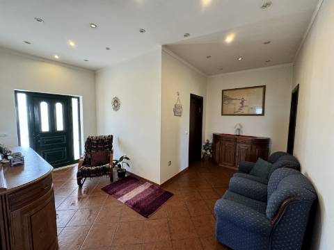 Moradia T3 + 3 com cave - Santarém