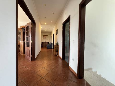 Moradia T3 + 3 com cave - Santarém