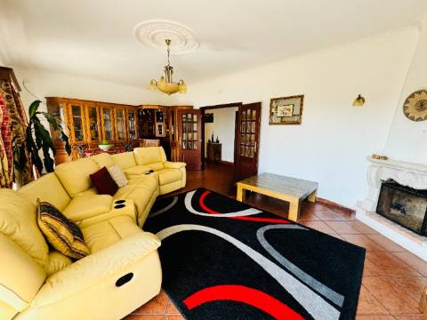 Moradia T3 + 3 com cave - Santarém