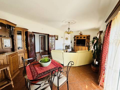 Moradia T3 + 3 com cave - Santarém